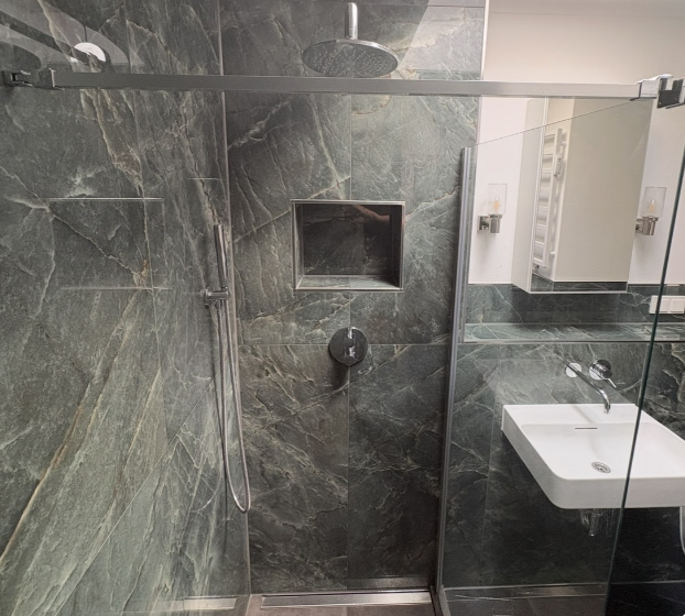 Dusche Marmorplatten Fliesenarbeiten — Hoinka Bau Bremen
